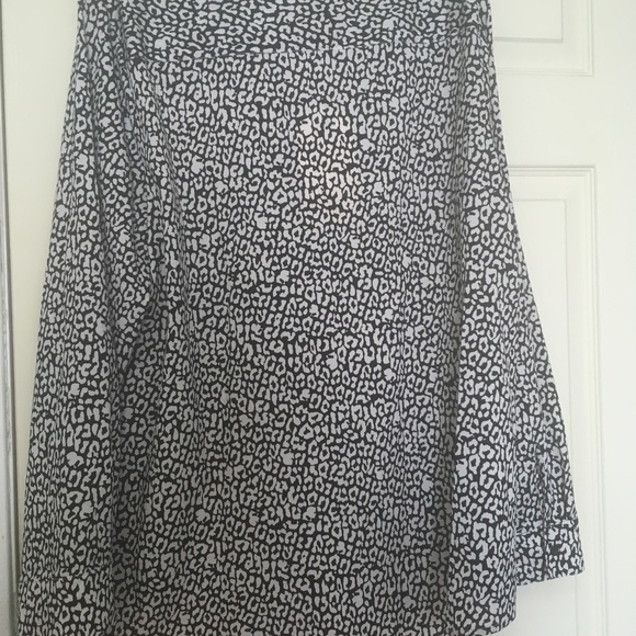 Black and White animal print button blouse from Karl Lagerfeld Paris. Size XL - Picture 2 of 8
